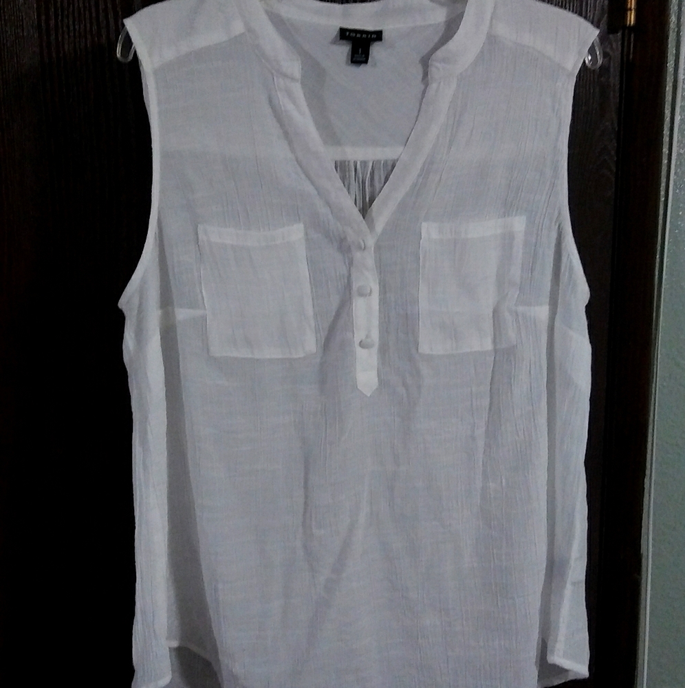 Sleaveless white blouse